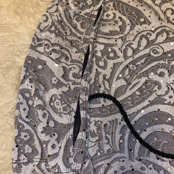 ❤️SOLD❤️NWT Silver Sequin Blouse W/Rope Belt - Picture 4 of 4